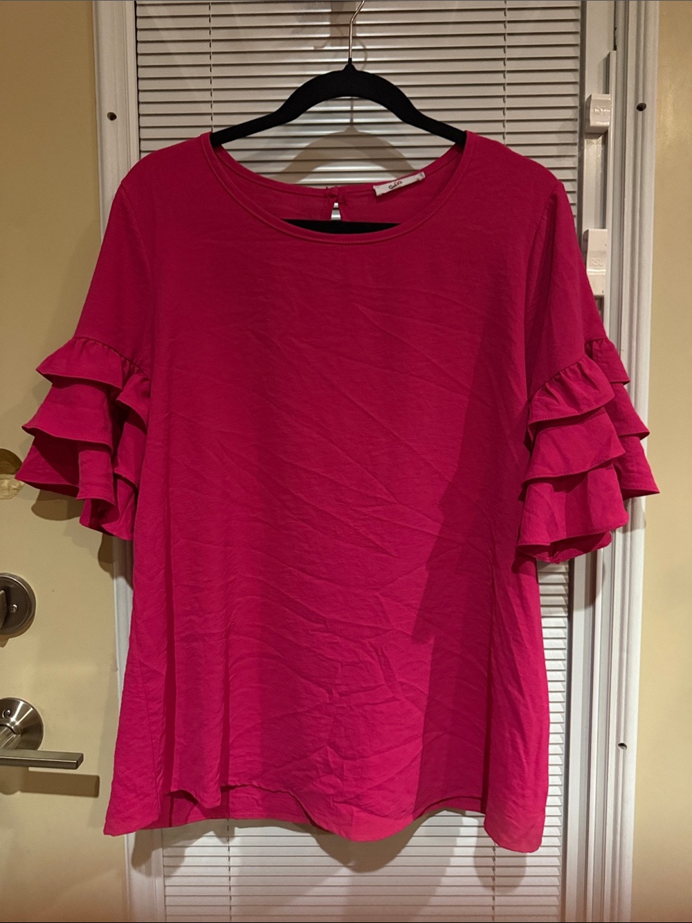 Ruffle-Sleeve Short Sleeve Tee in Hot Pink